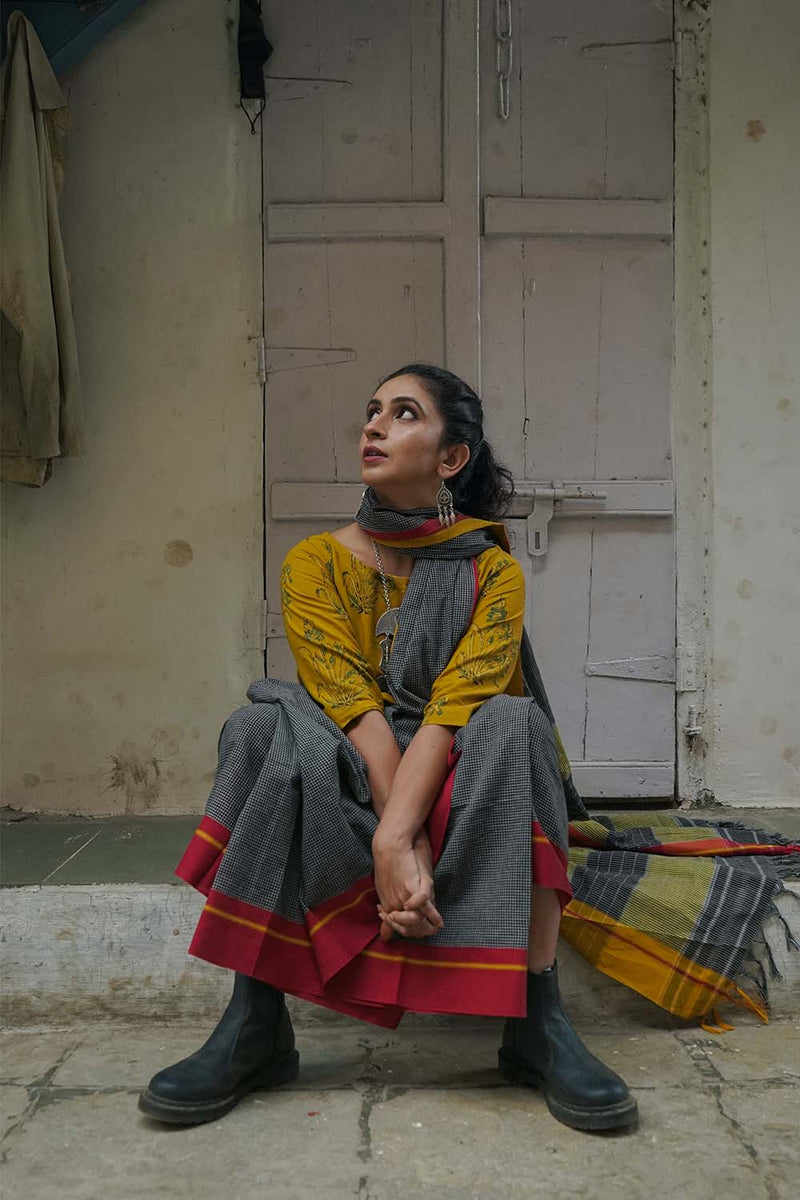 Patteda Anchu Saree in Noir with Red Ochre Ganga-Jamuna